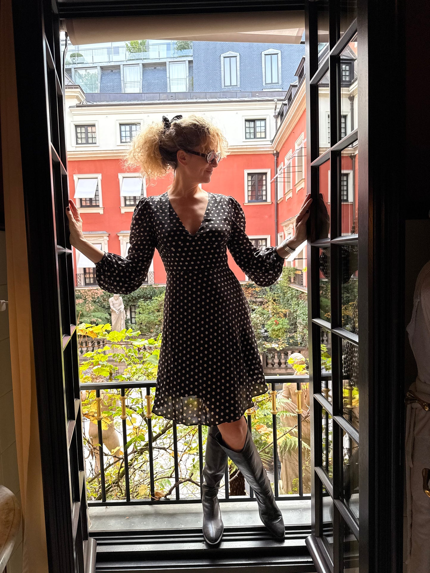 Dorthe Dress in black polka