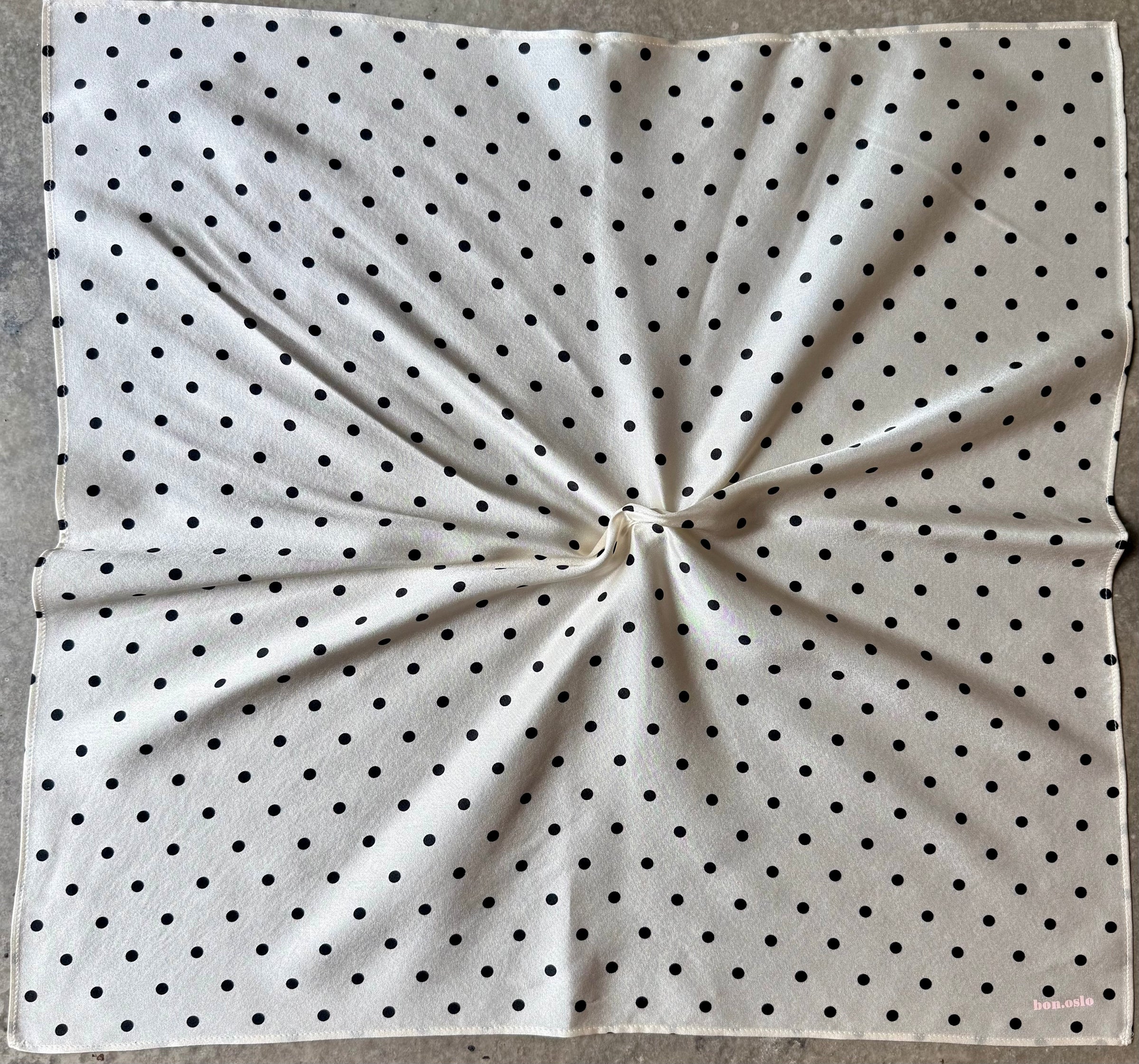 Dorthe scarf in polka dot