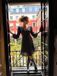 Dorthe Dress in black polka