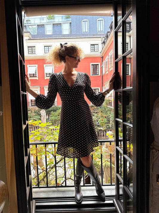 Dorthe Dress in black polka