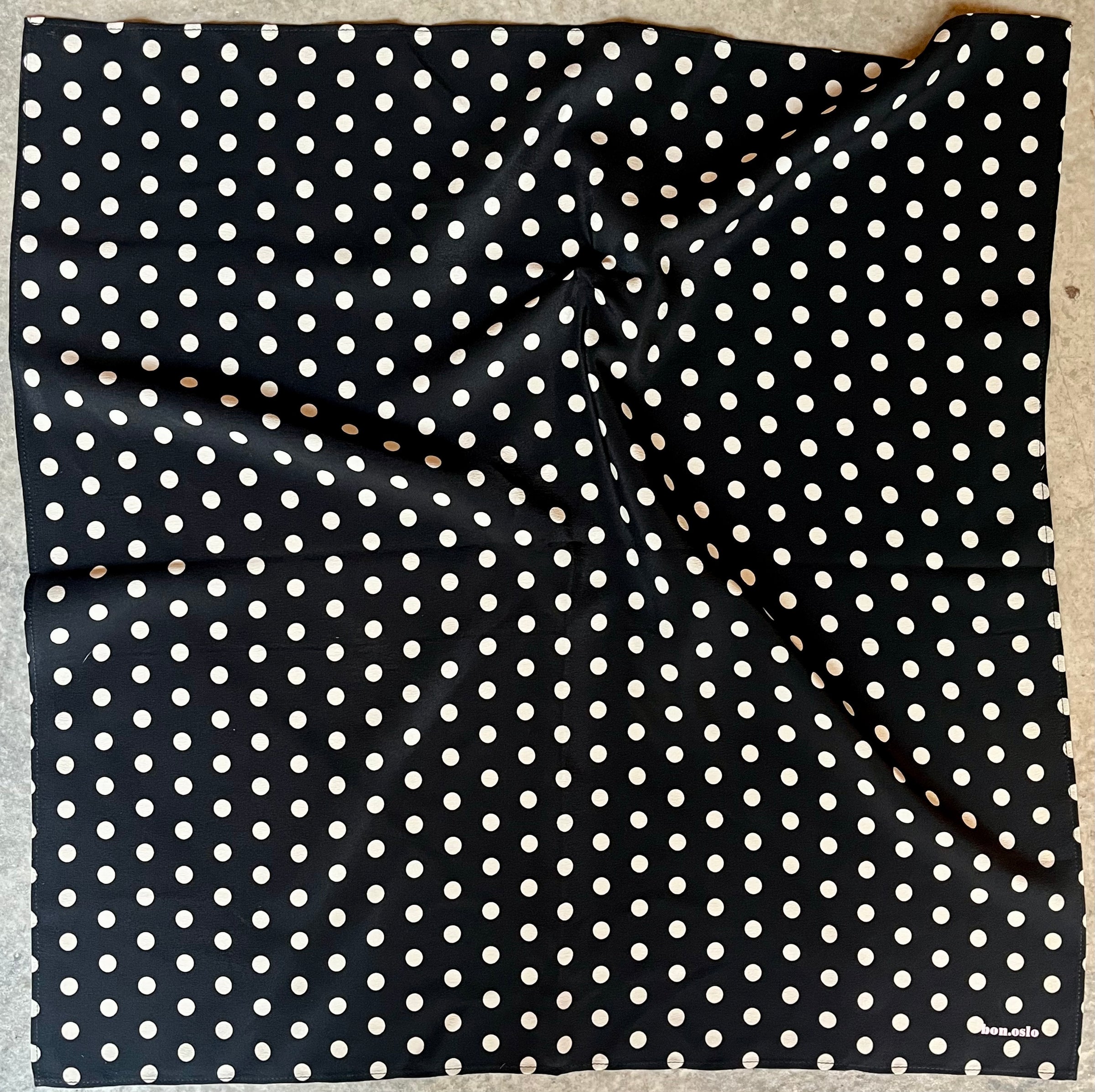 Dorthe scarf in black polka