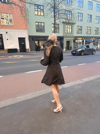Dorthe Dress in black polka