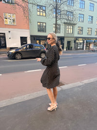 Dorthe Dress in black polka