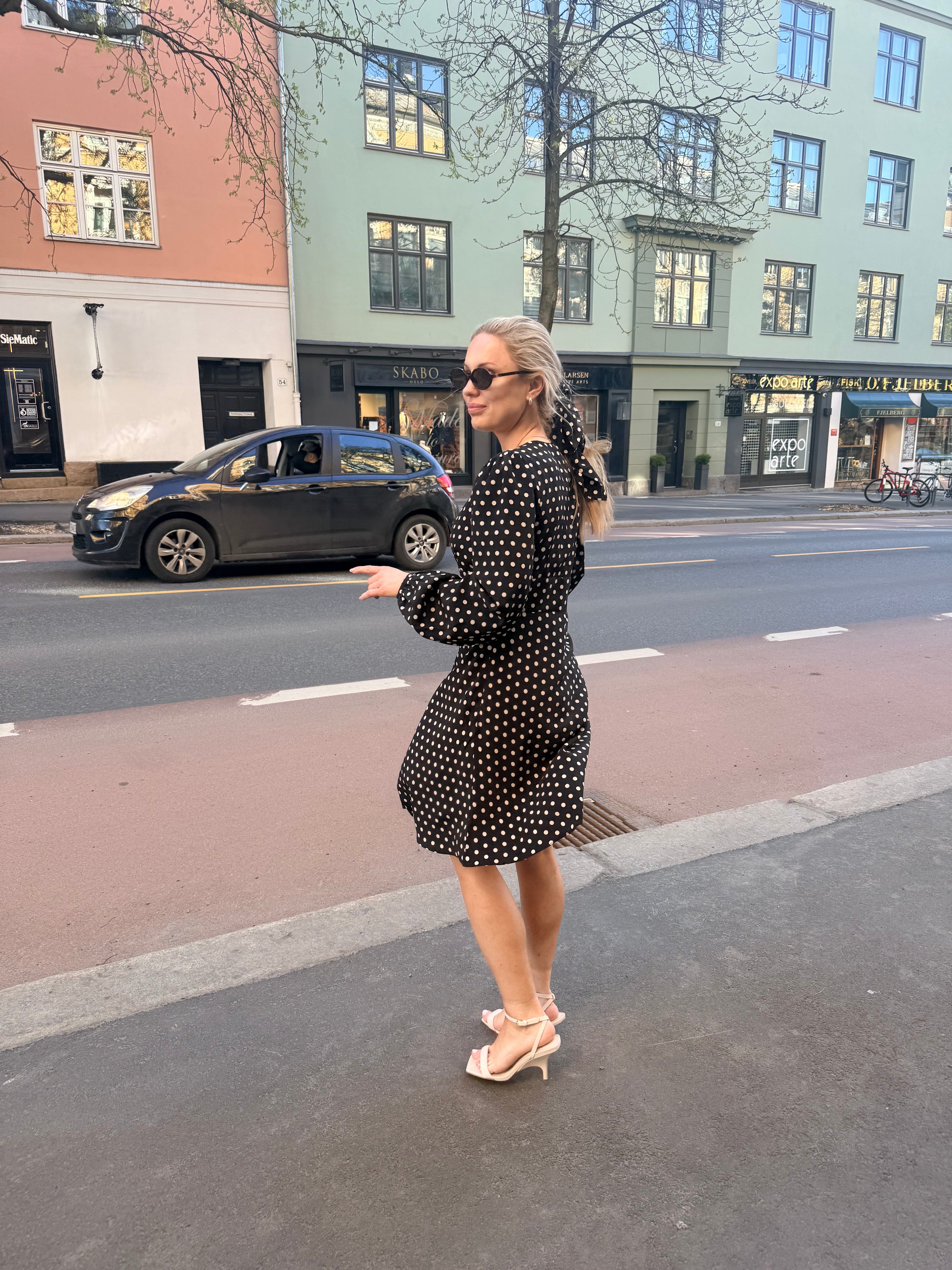Dorthe Dress in black polka