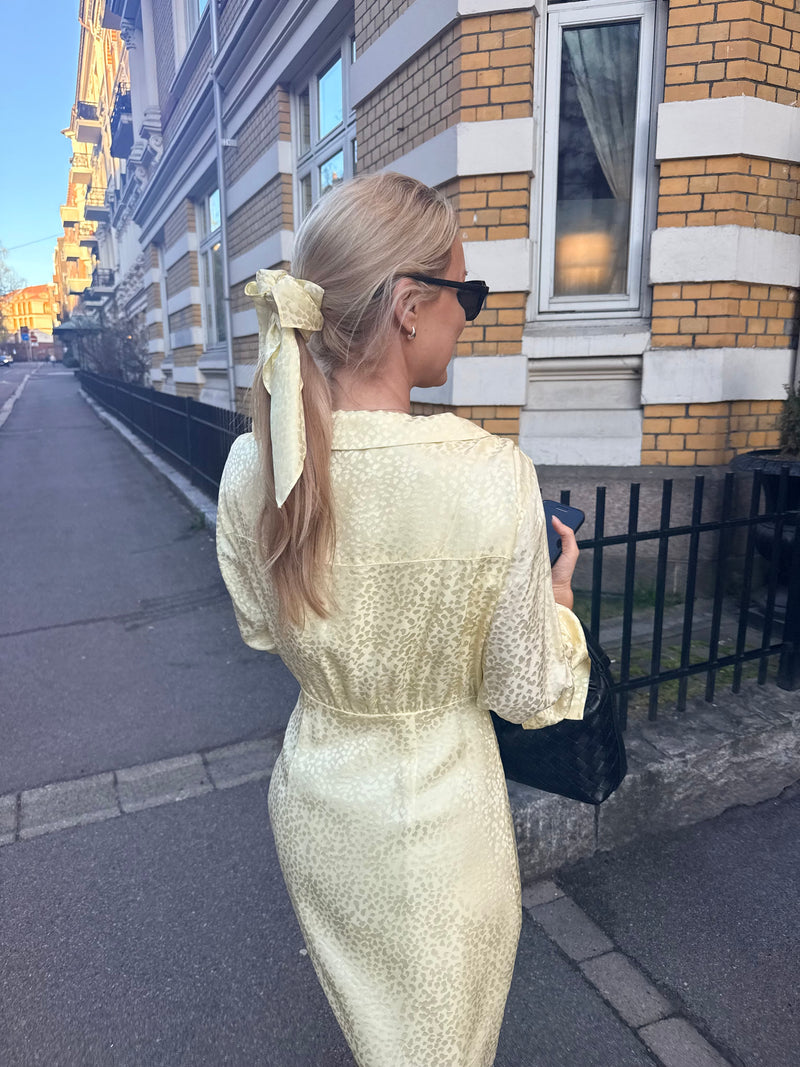 Helene is wearing a xs, and is 165 cm tall.