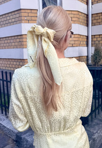 Vera scarf in yellow leopard