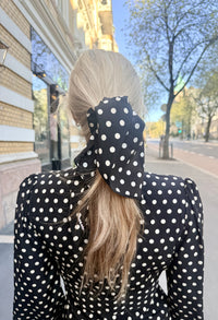 Dorthe scarf in black polka