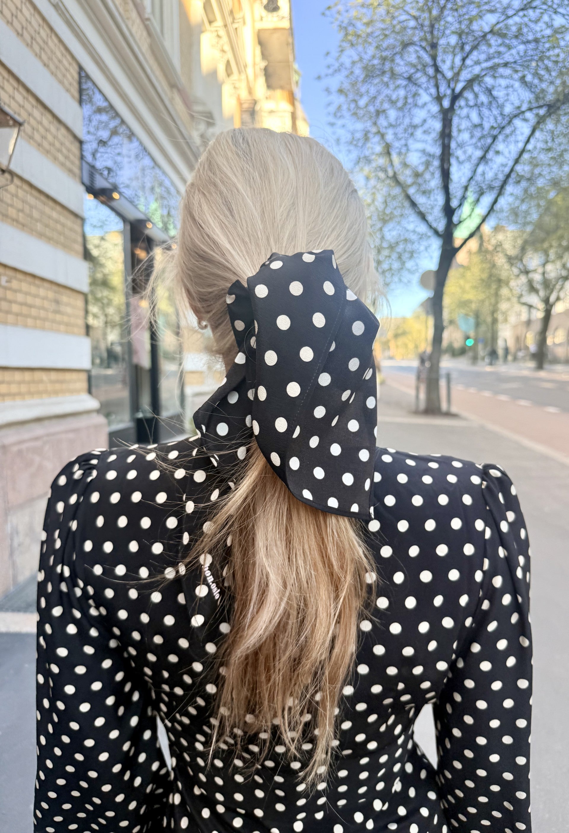 Dorthe scarf in black polka